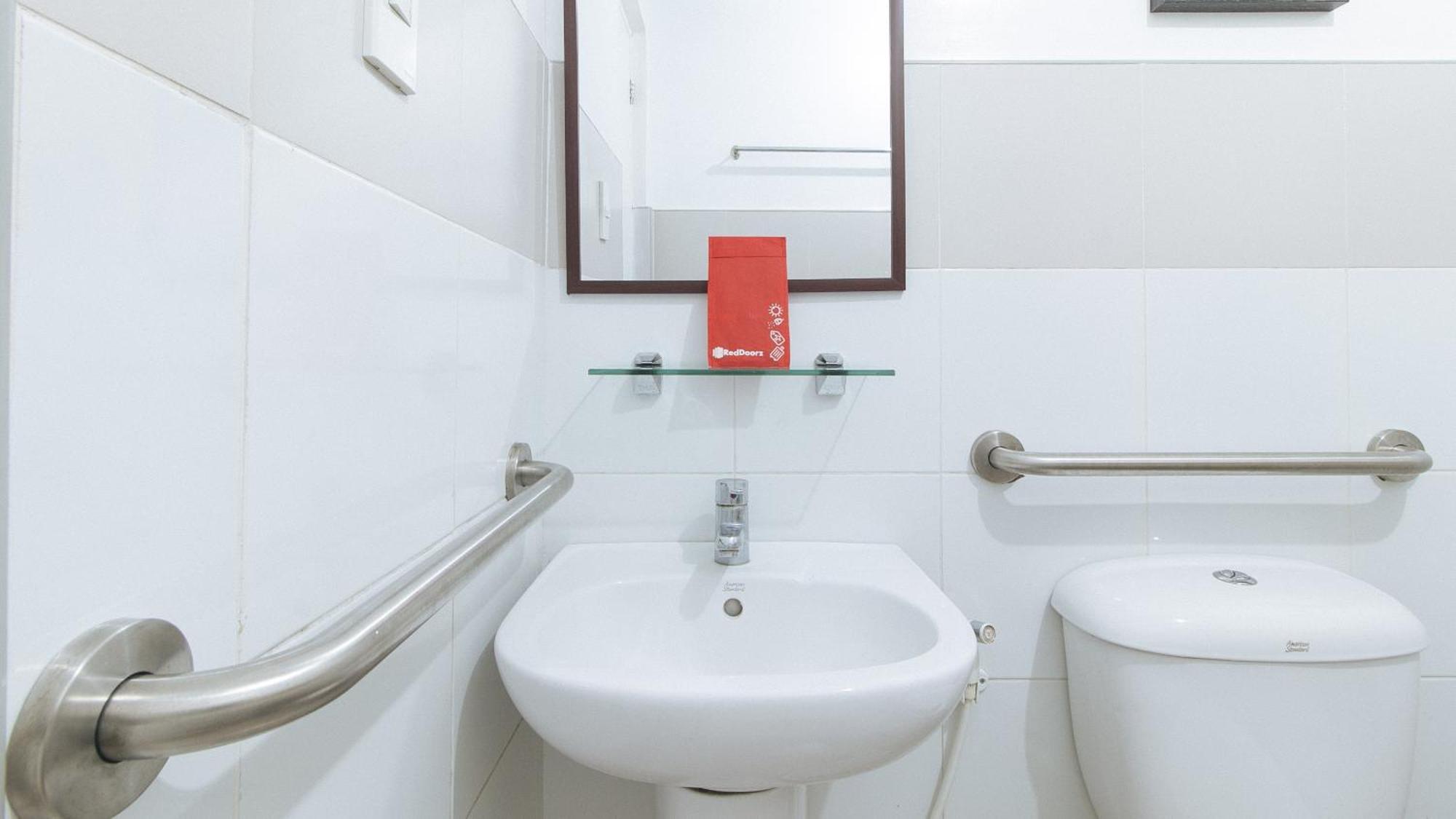 Reddoorz @ Melbourne Suites Makati Makati City Exterior photo