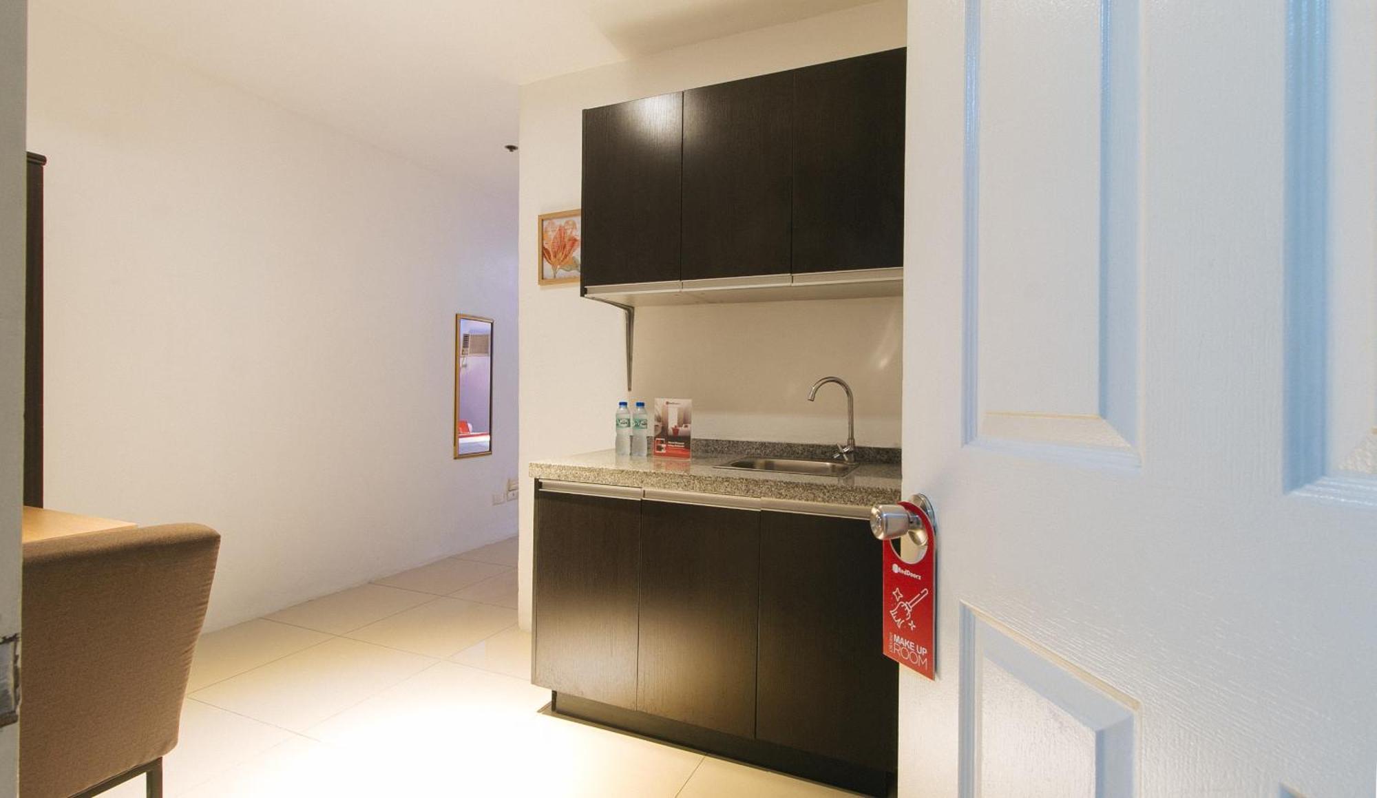 Reddoorz @ Melbourne Suites Makati Makati City Exterior photo